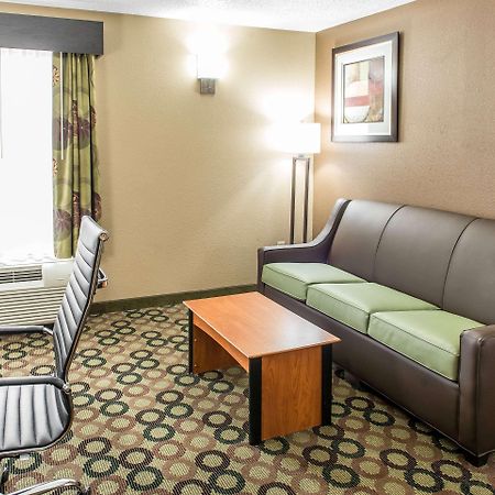 Quality Inn & Suites Columbus West - Hilliard Экстерьер фото