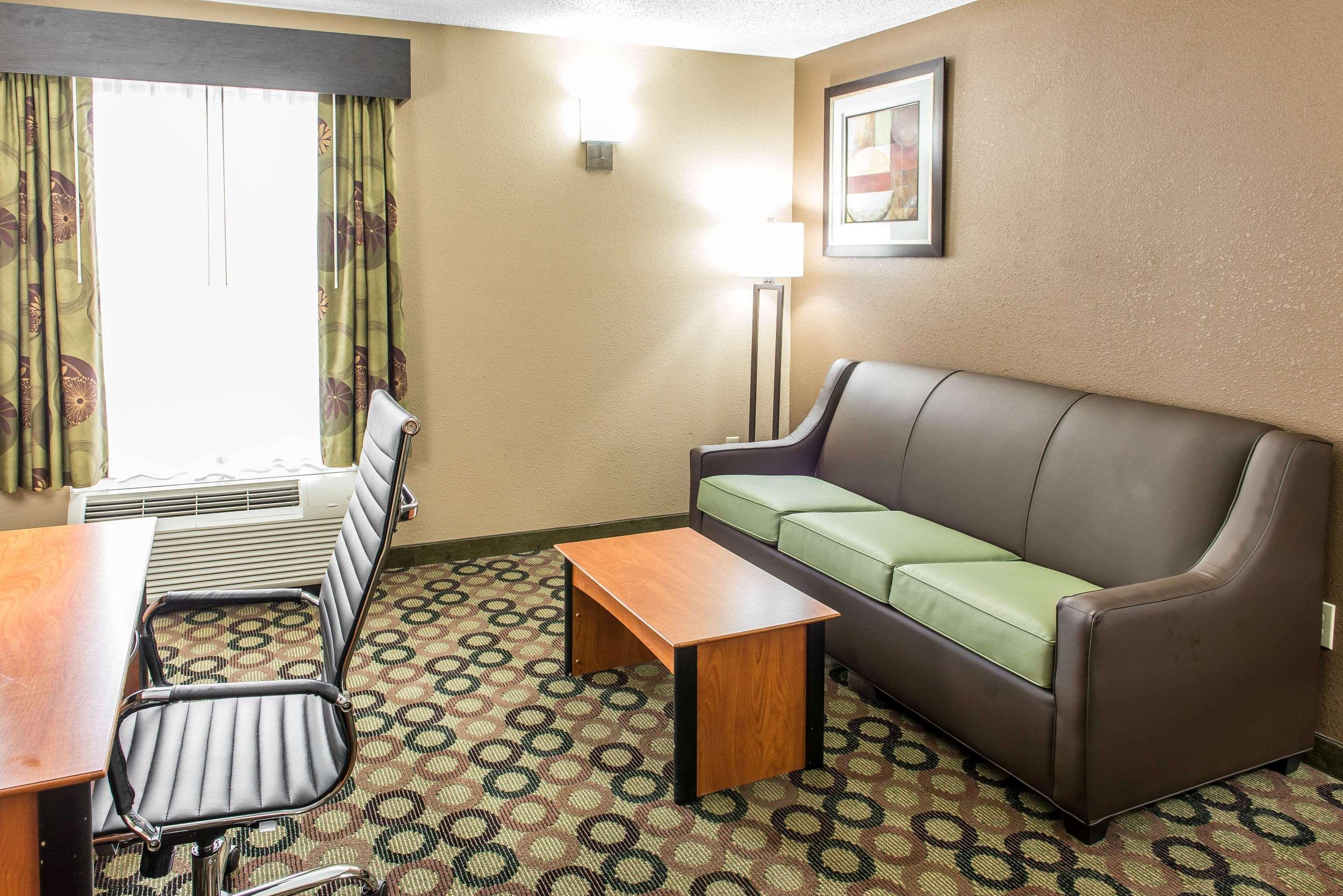 Quality Inn & Suites Columbus West - Hilliard Экстерьер фото