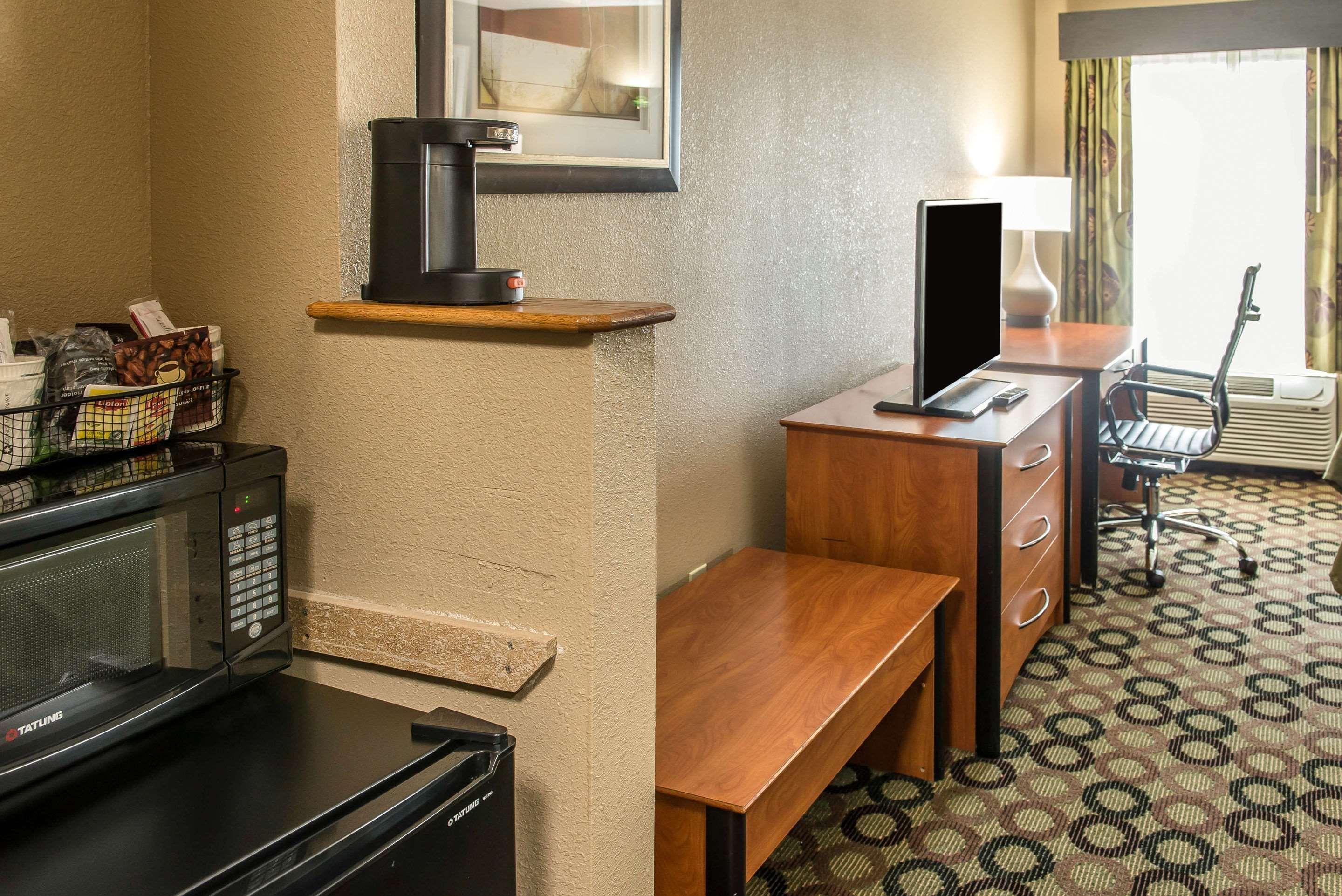 Quality Inn & Suites Columbus West - Hilliard Экстерьер фото